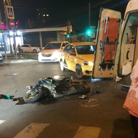 Мотоциклист пострадал в ДТП с такси в Краснодаре